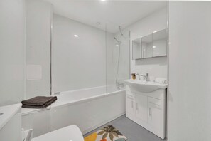 Appartement | Salle de bain | Douche, serviettes fournies