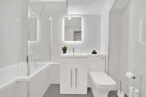 Apartment | Badezimmer | Dusche, Handtücher