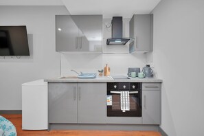 Apartamento | Cocina privada | Frigorífico, horno, placa de cocina y hervidor eléctrico