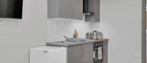 Apartment | Private kitchen | Fridge, oven, stovetop, electric kettle
