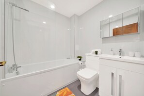 Appartement | Badkamer | Een douche, handdoeken