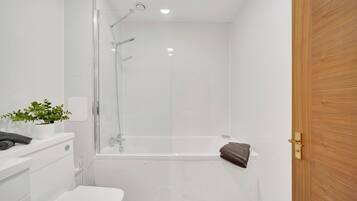 Apartment | Bathroom | Shower, towels