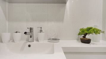 Apartment | Bathroom | Shower, towels