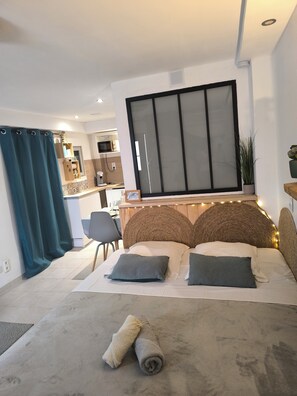 Iron/ironing board, free WiFi, bed sheets