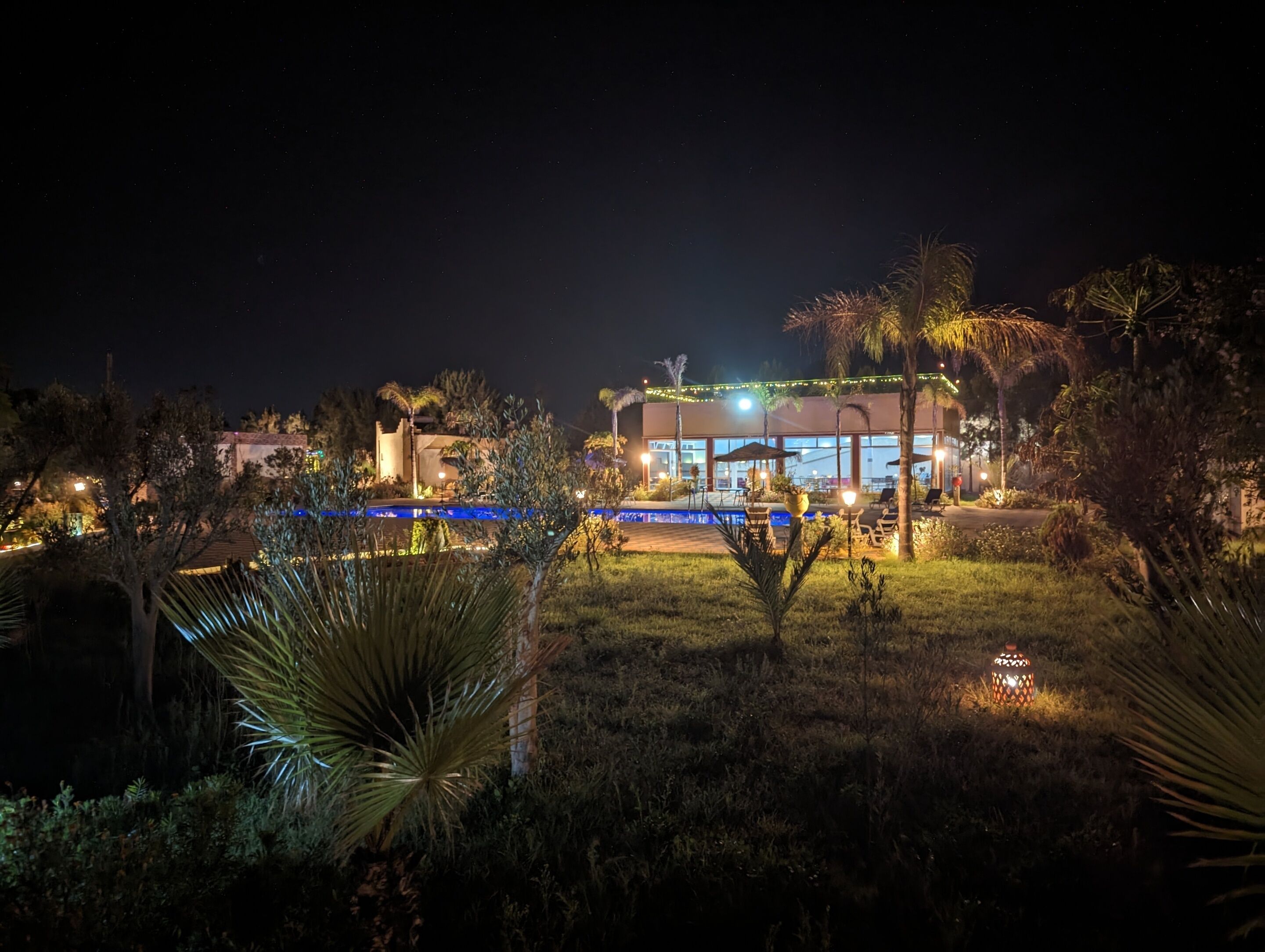 Perhebungalow, oma kylpyhuone, näköala uima-altaalle | Ulkopuoli