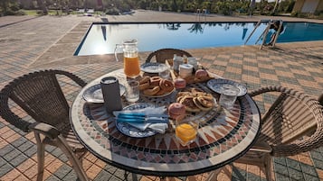 Bao gồm bữa sáng đặc sản địa phương hàng ngày