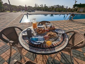 Desayuno típico de la región gratuito y diario