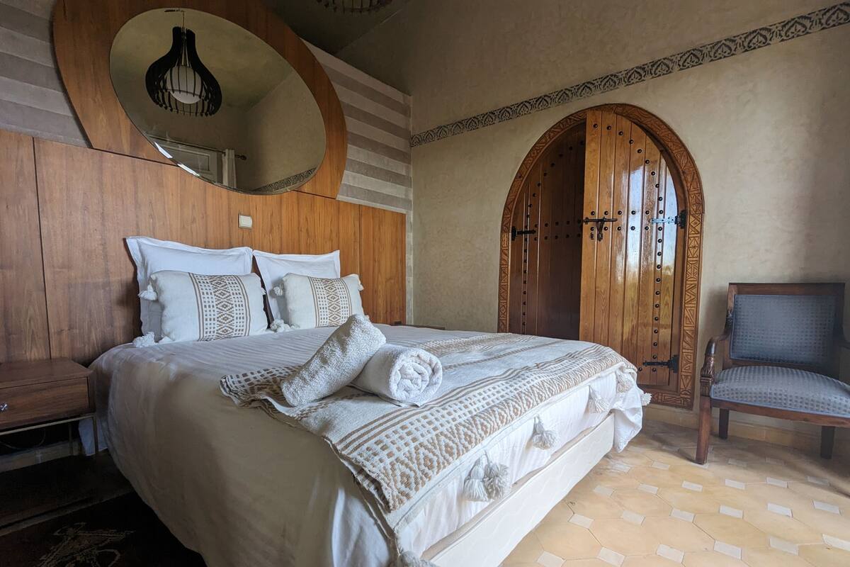 Suite Keluarga, kamar mandi pribadi, pemandangan kebun | Minibar, brankas, kedap suara, dan Wi-Fi gratis