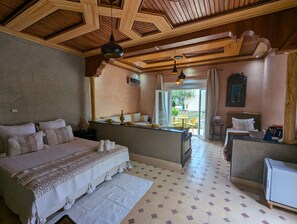 Suite Deluxe, baño privado (Toubkal) | Minibar, caja fuerte, sistema de insonorización y wifi gratis
