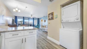 Apartment, Mehrere Betten, Kamin, Gartenblick (Treetop Beach Condo) | Innenbereich
