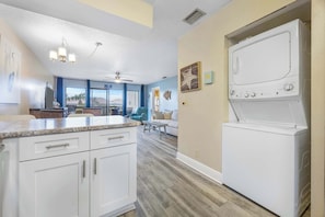 Apartment, Mehrere Betten, Kamin, Gartenblick (Treetop Beach Condo) | Innenbereich