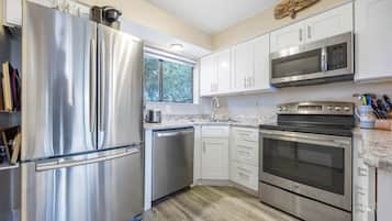 Apartment, Mehrere Betten, Kamin, Gartenblick (Treetop Beach Condo) | Eigene Küche | Kühlschrank, Mikrowelle, Ofen, Herdplatte