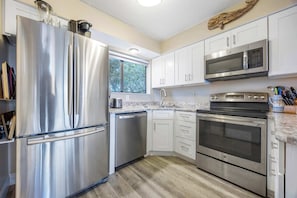 Apartment, Mehrere Betten, Kamin, Gartenblick (Treetop Beach Condo) | Eigene Küche | Kühlschrank, Mikrowelle, Ofen, Herdplatte