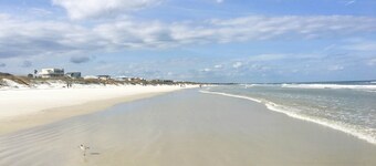 Treetop Beach Condo Sleeps 7!