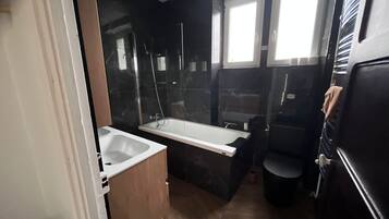 SĂšche-cheveux, serviettes fournies, savon, papier toilette
