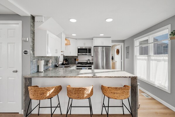 Mikrobølgeovn, ovn, kokeplater og oppvaskmaskin