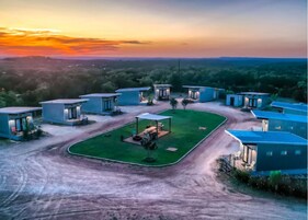 Luxury Cottage | Desk, laptop workspace, free WiFi