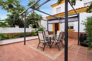 Outdoor dining - ⁜ Charming 3 Bedroom House with 2 Terraces⁜ (Málaga)