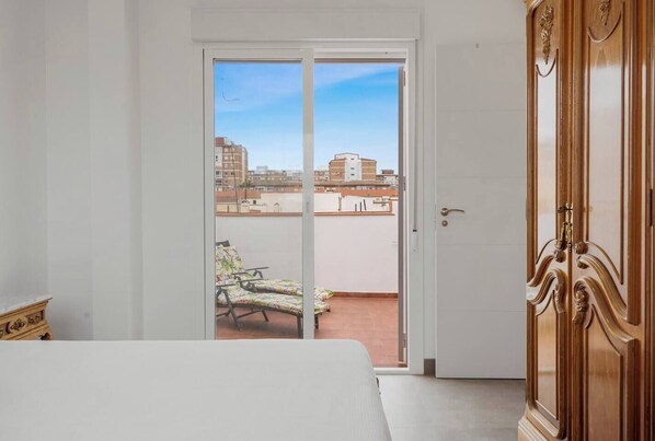 3 dormitoris, escriptori, planxa i posts de planxar i wifi