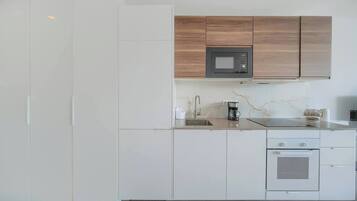 Geladeira, micro-ondas, fogão, cooktop