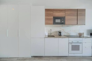 Réfrigérateur, four à micro-ondes, un four, surface de cuisson