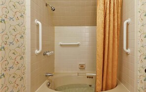 Douche, baignoire à remous, séchoir à cheveux, serviettes fournies