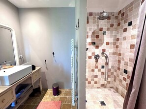 Dusche, Haartrockner, Handtücher, Shampoo