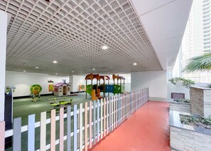 Children’s play area – indoor - Phaedrus Living: Dubai Marina Arcade Residence 702 (Dubai)