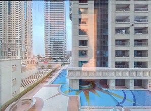 Outdoor pool - Phaedrus Living: Dubai Marina Arcade Residence 702 (Dubai)