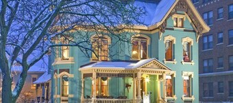 Experience a relaxing, cozy and friendly stay. Walking distance to downtown!