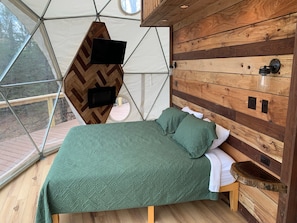 1 bedroom, WiFi, bed sheets - Moonshiner Tree Dome is rustic luxury with big, beautiful panoramic views. (Hico)
