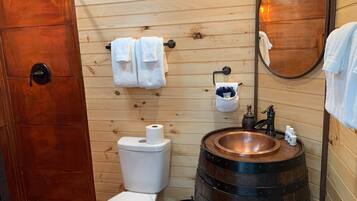 Suihku, hiustenkuivaaja, pyyhkeet, saippua