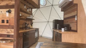 Geladeira, micro-ondas, fogão, cooktop