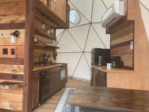 Kylskåp, mikrovågsugn, ugn och spishäll