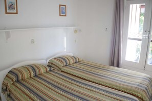 18 bedrooms, WiFi, bed sheets