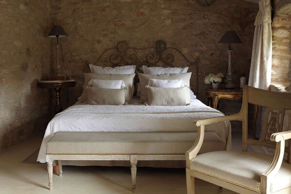 5 bedrooms, desk, iron/ironing board, WiFi