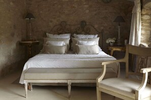 5 quartos, escrivaninha, ferros/tábuas de passar roupa, Wi-Fi