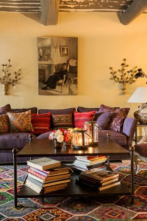 Télévision, cheminée, lecteur de DVD, chaîne hi-fi