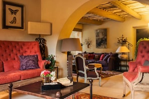 TV, lareira, DVD player, aparelho de som