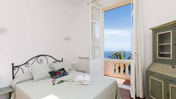 4 slaapkamers, een bureau, een strijkplank/strijkijzer, wifi