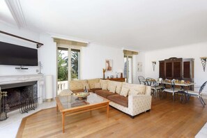 Fernseher, Kamin, Stereoanlage