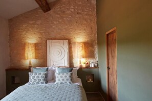 6 habitaciones, escritorio, tabla de planchar con plancha y wifi 