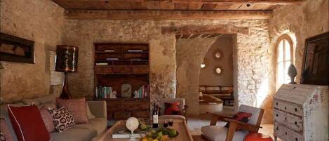 Tv, pejs, stereoanlæg, kontorer