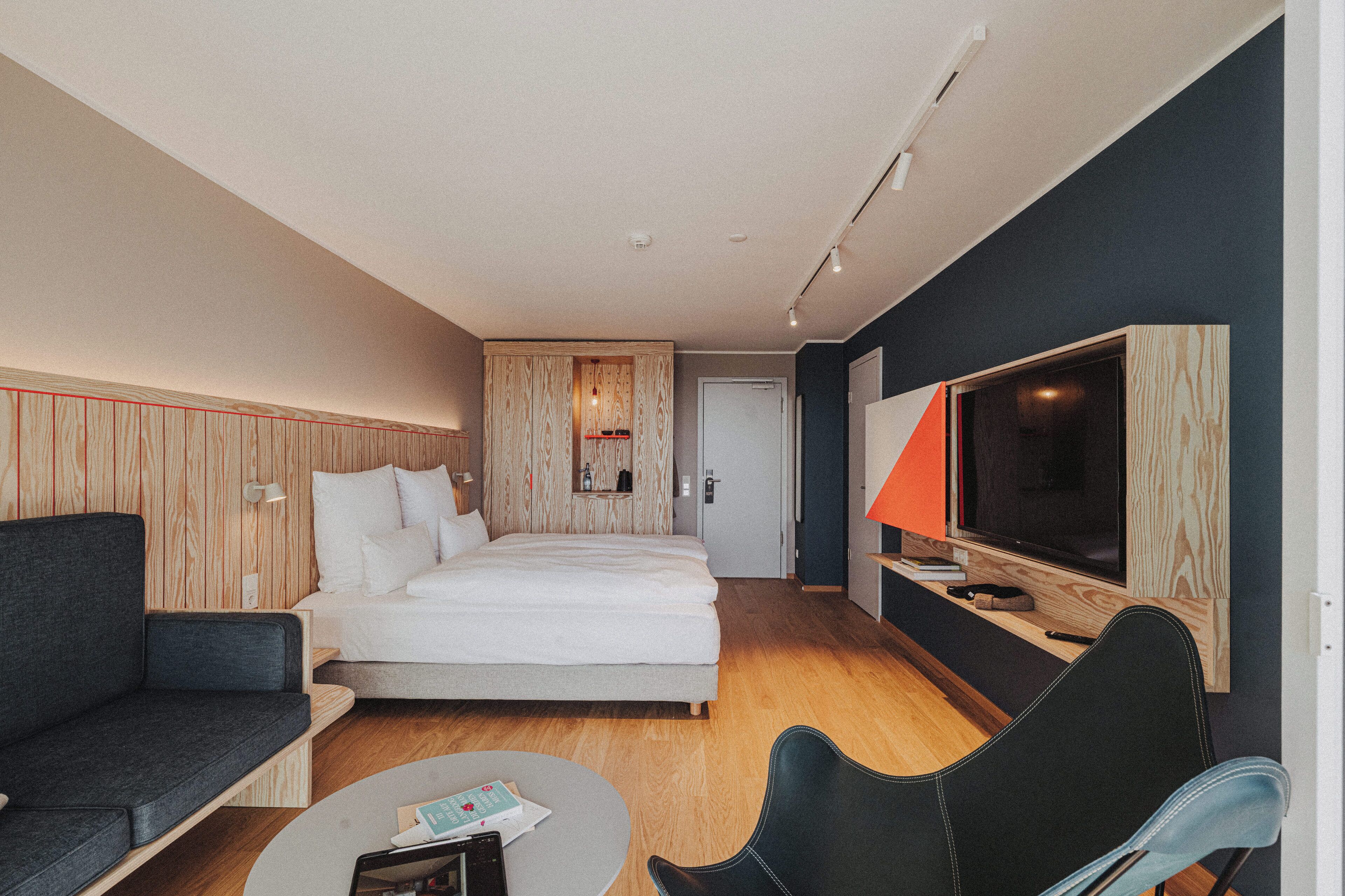 Kamar Twin Basic, 1 Tempat Tidur King, menghadap pantai | Seprai antialergi, brankas, tirai kedap cahaya, dan setrika/meja setrika