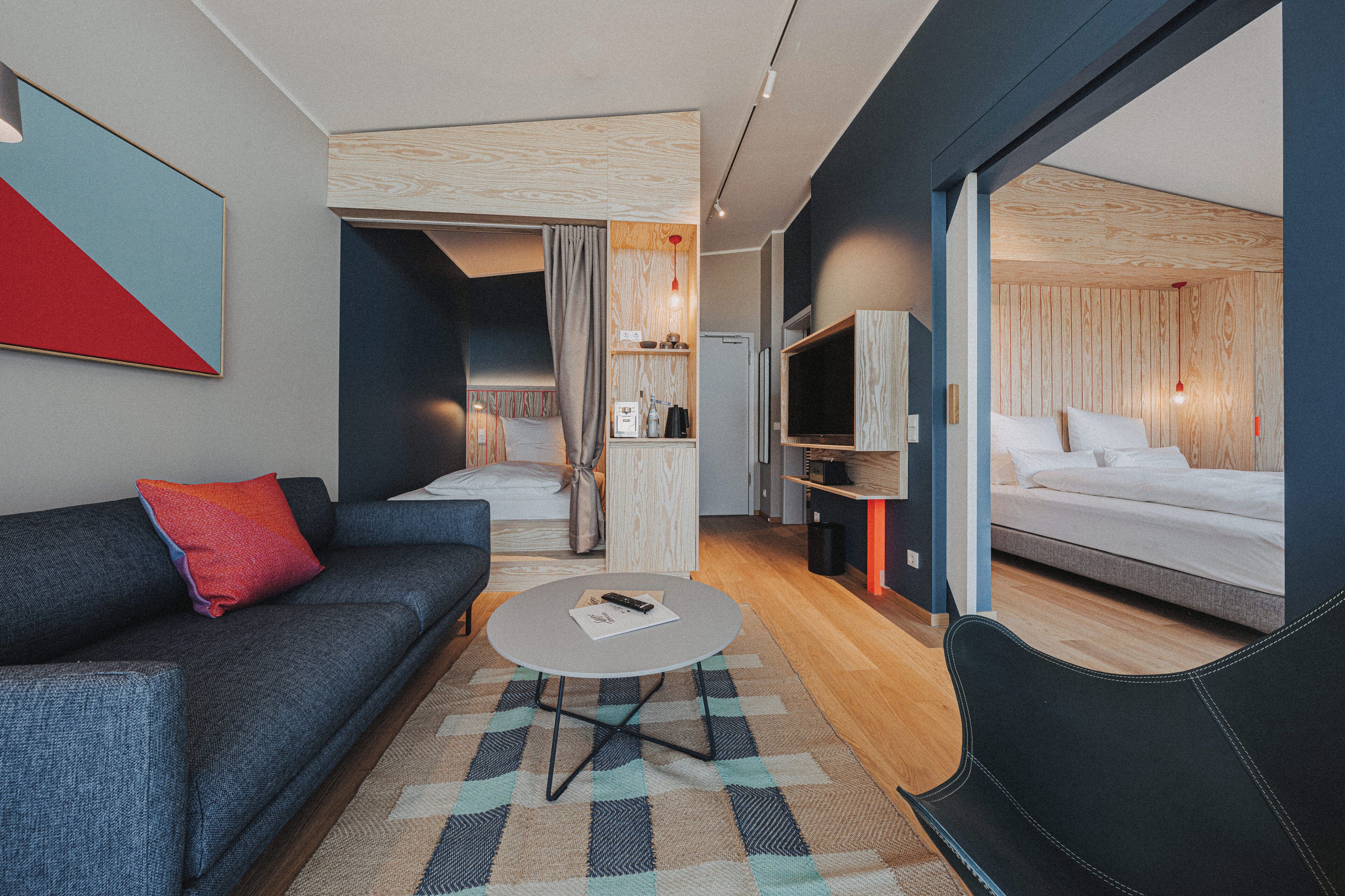 Basic-Dreibettzimmer | Wohnbereich | 50-Zoll-Smart-TV mit Digitalempfang