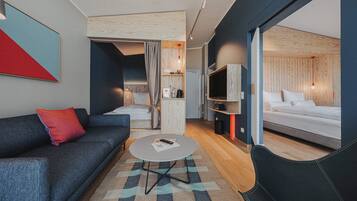 Basic-Dreibettzimmer | Wohnbereich | 50-Zoll-Smart-TV mit Digitalempfang