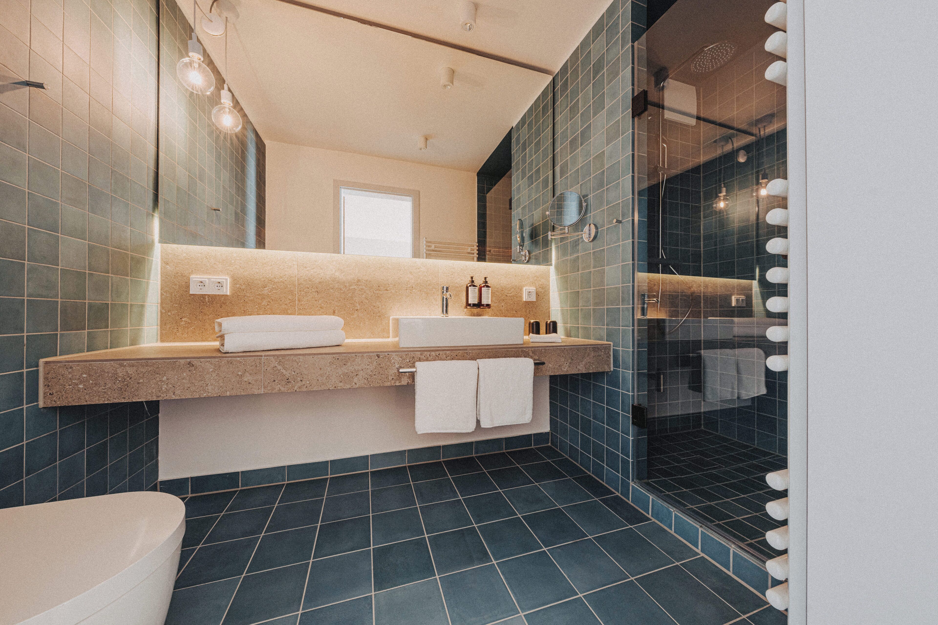 Deluxe-Doppelzimmer, Nichtraucher | Badezimmer | Dusche, Haartrockner, Handtücher, Seife