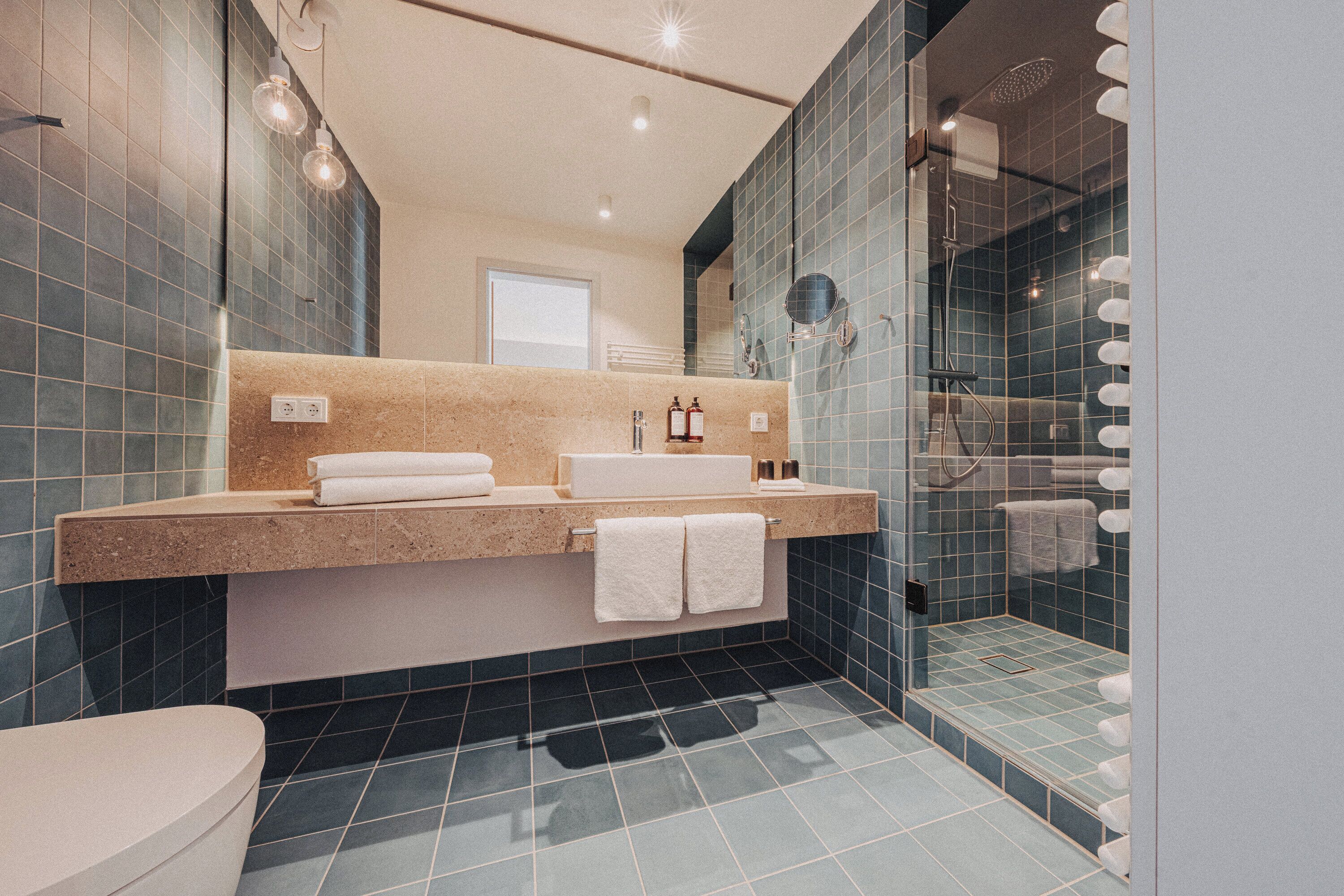 Pancuran mandi, pengering rambut, tuala disediakan, sabun 