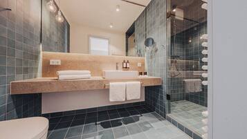 Buồng tắm vòi sen, máy sấy tóc, khăn tắm, xà phòng