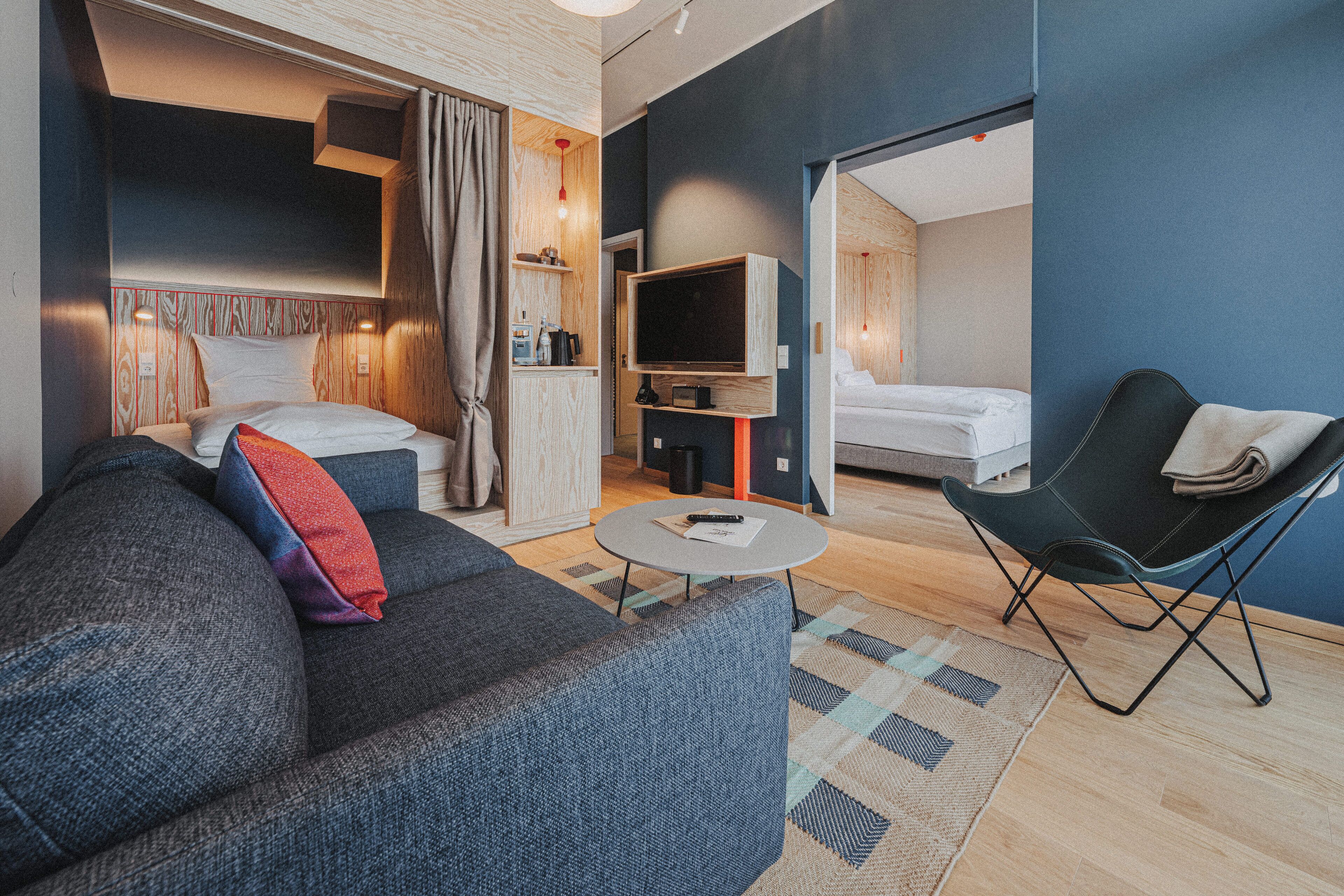 Chambre triple classique | Aire de séjour | Téléviseur